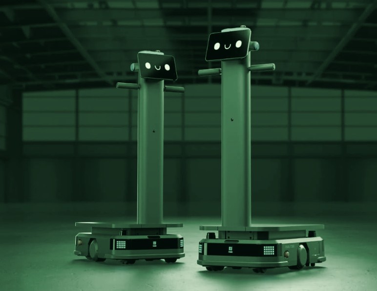 Zwei autonome Transportroboter PUDU T300 in einer Lagerhalle